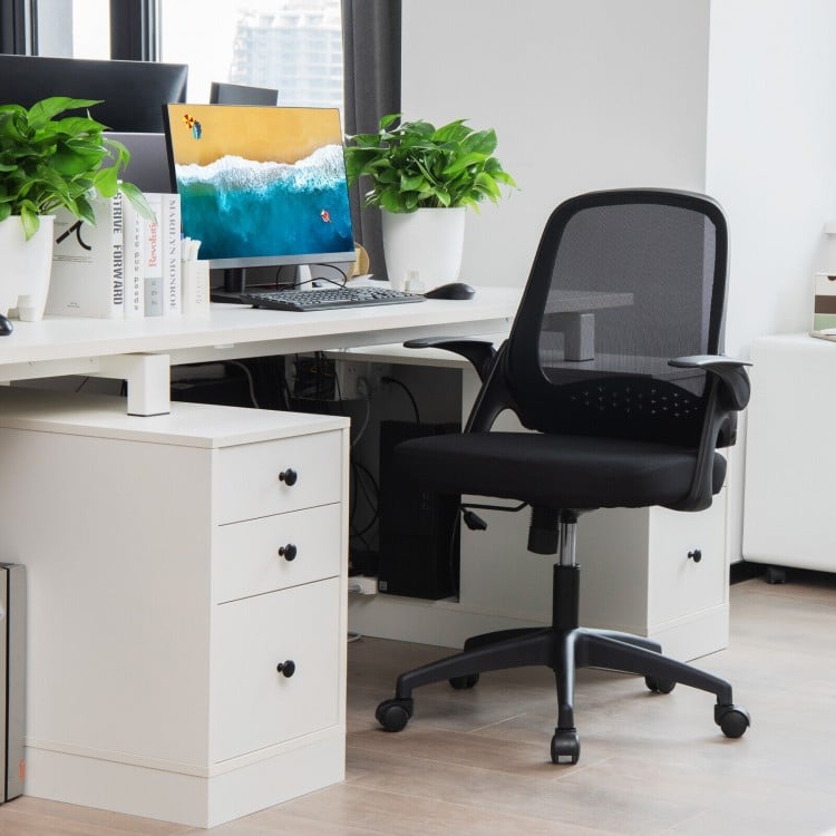 Ergonomic black mesh office chair featuring a sturdy 5-star base and adjustable height for optimal comfort and support.