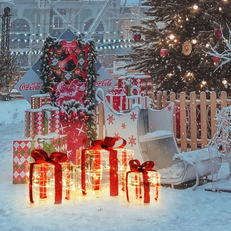 Lighted Christmas gift boxes with 60 LED lights, perfect for indoor and outdoor festive decorations.