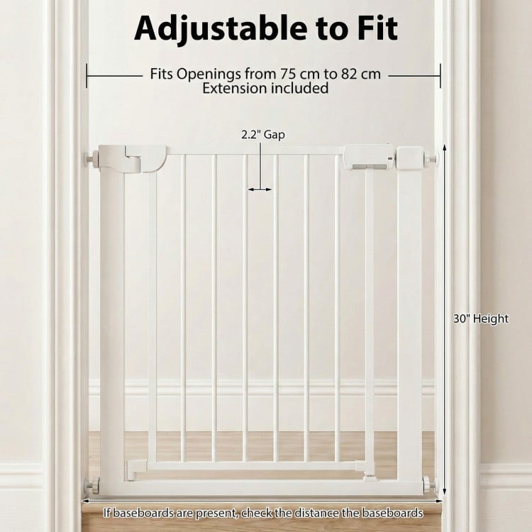 Pressure-mounted baby gate in white, adjustable for openings 75-82 cm, with auto-close and double-lock safety features.