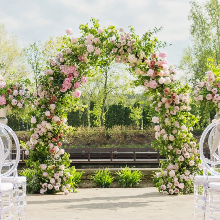 Elegant garden arch trellis for climbing plants, featuring a sturdy metal frame and anti-rust coating for outdoor use.