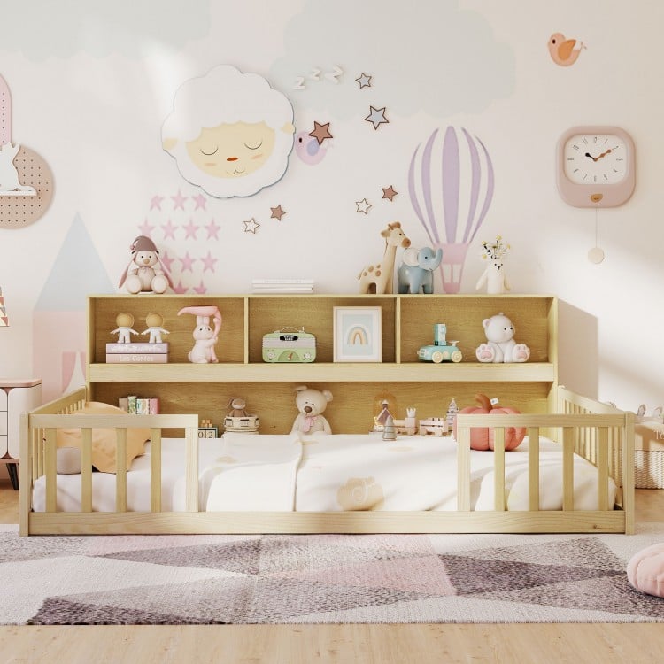 Montessori floor bed with bookcase in natural wood, featuring a cozy design and ample storage for toys and books.