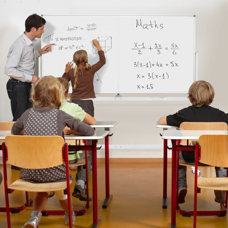 Double-sided magnetic whiteboard on wheels with aluminum frame, ideal for classrooms and offices, featuring 360°.